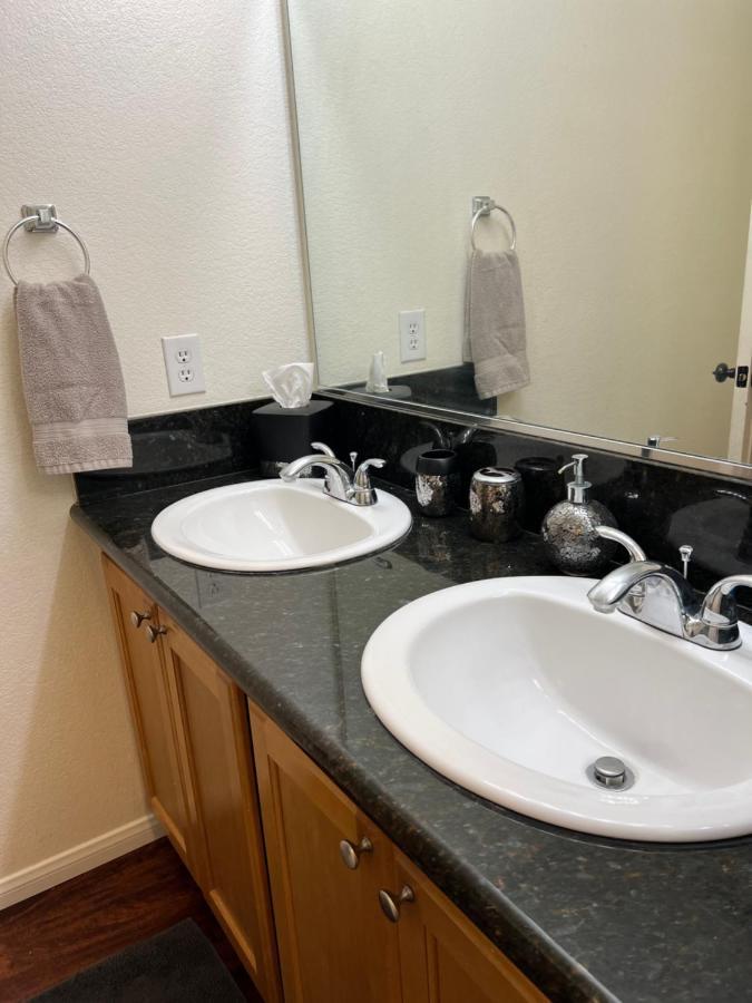 Spacious, Chic 3bd, Sleeps 8 Convenient To Everything Habitación en casa particular *